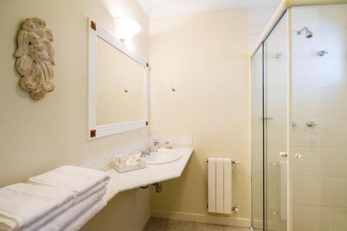 Deluxe Double Room with Queen Bed image 1