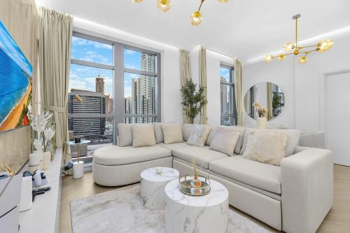 Walk to Dubai Mall 2BR Apartment with Balcony and Pool, Dubai (photo 3)