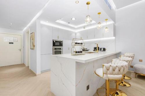 Walk to Dubai Mall 2BR Apartment with Balcony and Pool, Dubai (photo 5)