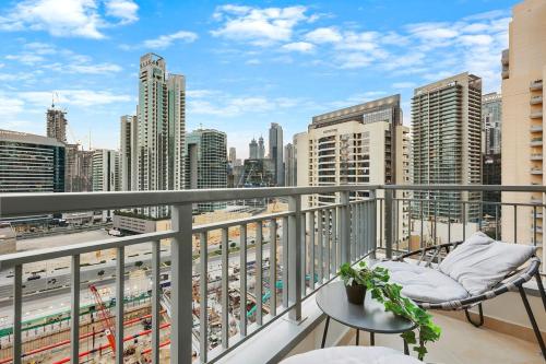Walk to Dubai Mall 2BR Apartment with Balcony and Pool, Dubai (photo 2)
