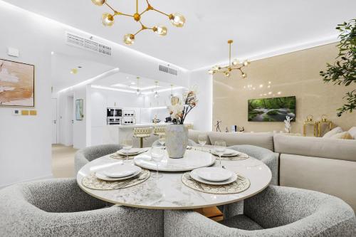 Walk to Dubai Mall 2BR Apartment with Balcony and Pool, Dubai (photo 4)