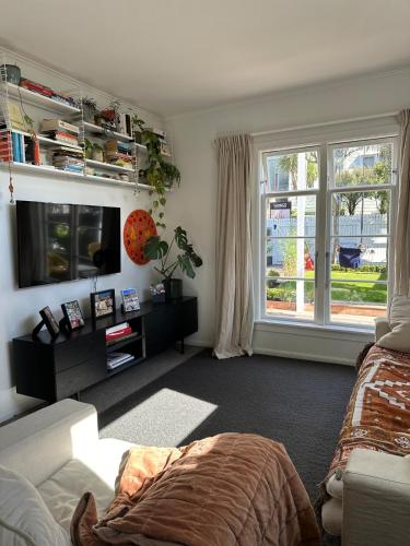 Renovated two bedroom cottage near the zoo in นิวทาวน์