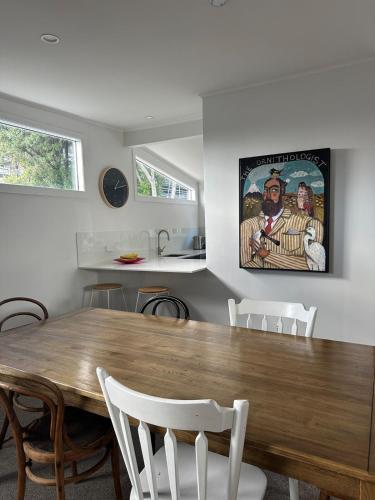 Renovated two bedroom cottage near the zoo in นิวทาวน์