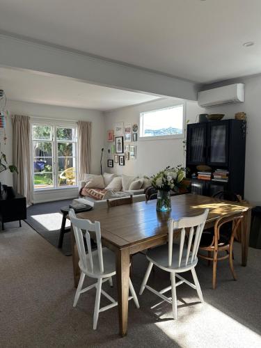 Renovated two bedroom cottage near the zoo in นิวทาวน์