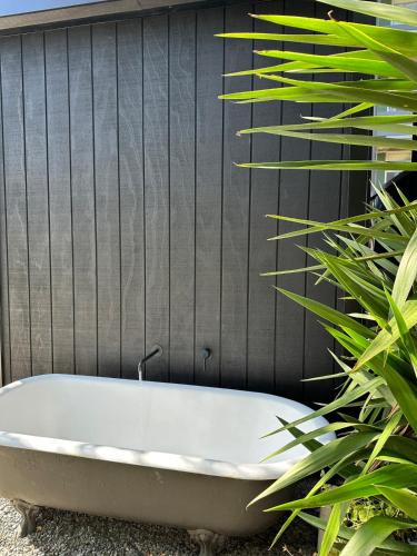 Renovated two bedroom cottage near the zoo in นิวทาวน์