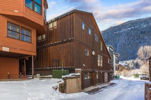 Comfort Style Short Walk to Town Park & Gondola condo - image 2