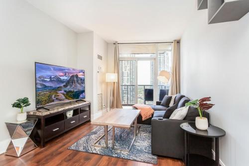 Executive 2BR 2BATH Condo with Lakeview Steps from SQ1