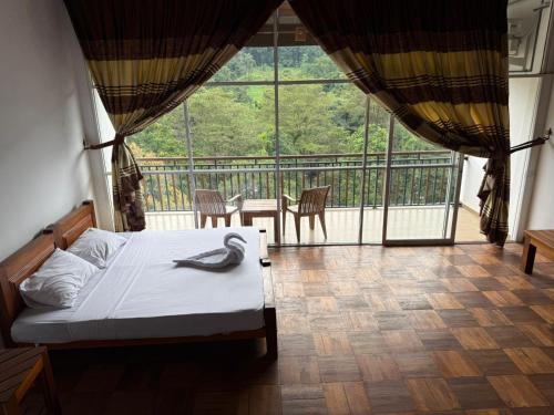 2 queen beds, 1 twin bed