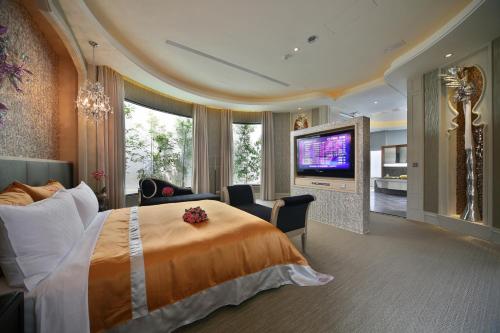 room detail thumbnail 1