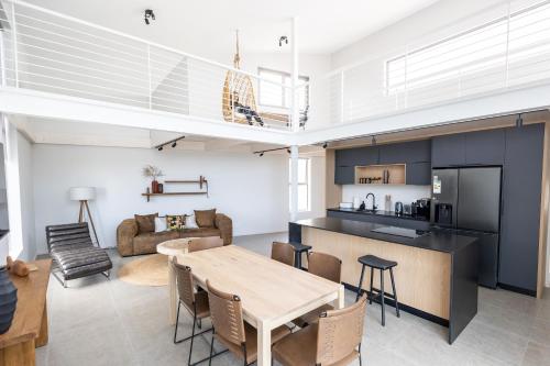 Ocean 9 - Sunset Beachfront Apartments 4