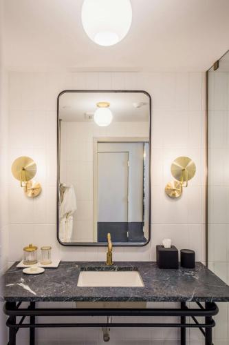 Queen Room with City View image 4