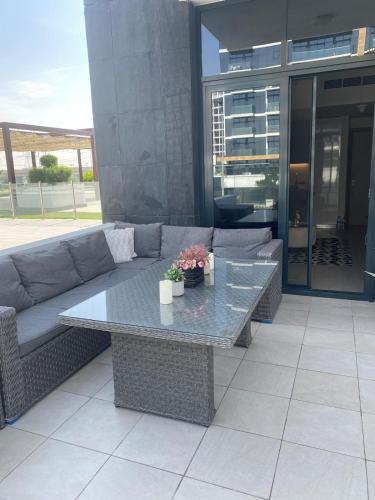 furnished one bedroom huge terrace, Дубай (фото 3)
