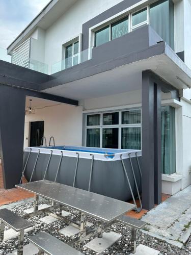 Fun Villa 4+1Rm 12-22px Wifi/BBQ/Netflix/SteamBoat in เดซารู