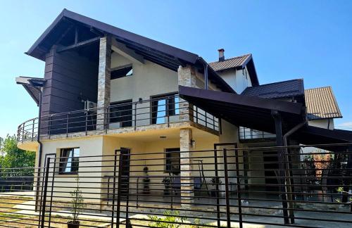 Brit House Pitesti in Hințești