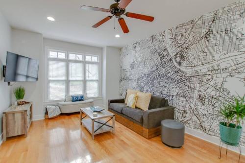 Vibrant Trendy Two Bedroom Home Near Marathon Village near Bicentennial Mall State Park