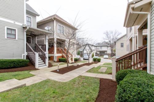 Vibrant Trendy Two Bedroom Home Near Marathon Village near Bicentennial Mall State Park