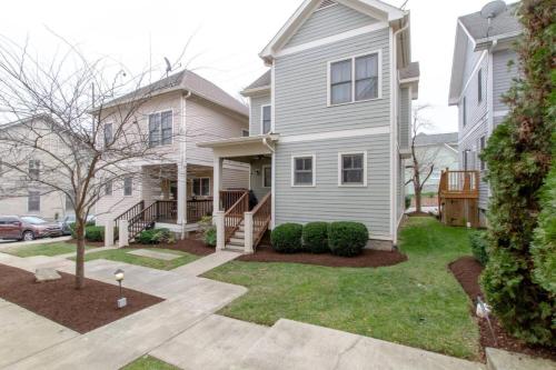 Vibrant Trendy Two Bedroom Home Near Marathon Village near Bicentennial Mall State Park