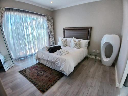 Elegant & Modern Home near Cape Winelands