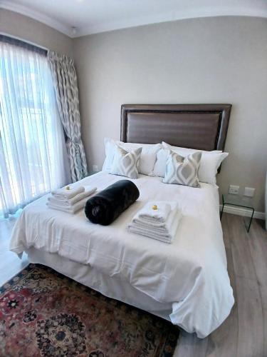 Elegant & Modern Home near Cape Winelands