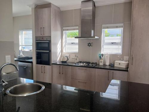 Elegant & Modern Home near Cape Winelands