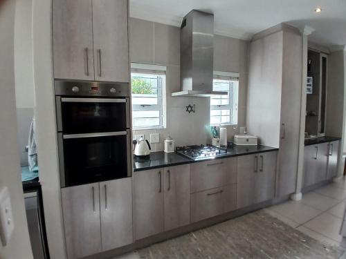 Elegant & Modern Home near Cape Winelands