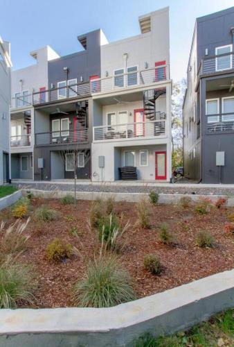 Relaxing Urban Escape Minutes to Downtown