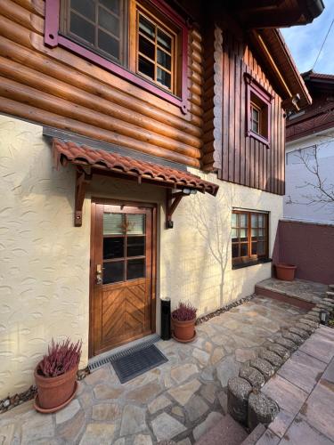 Buntes Nest im Holzhaus, Frommern