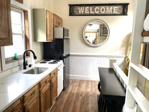 Caretakers Apartment-Split level Full Bed with European Bath Pet Friendly fee applies - image 10