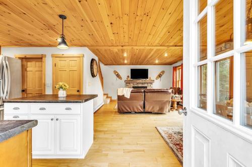 Private Chalet with Fireplace Hottub and Game Room, Bethel (fotografie 5)