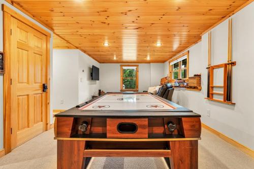 Private Chalet with Fireplace Hottub and Game Room, Bethel (fotografie 9)