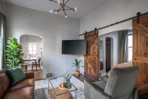 Mid-Century Modern Retreat in Little Italy, Cleveland