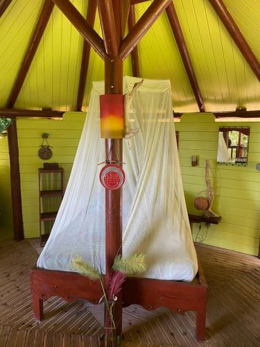 Hutte Karaib Reve de Robinson Une cabane perchee au cœur de la nature tropicale in แตเร่ เดอ โอ