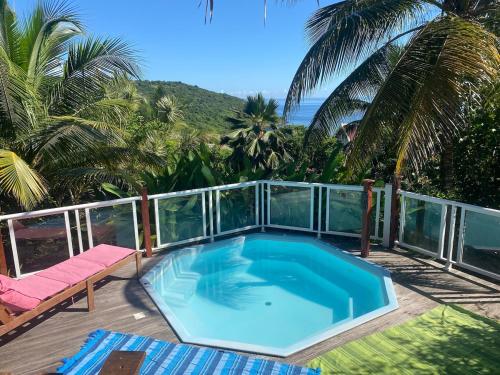 Hutte Karaib Reve de Robinson Une cabane perchee au cœur de la nature tropicale in แตเร่ เดอ โอ