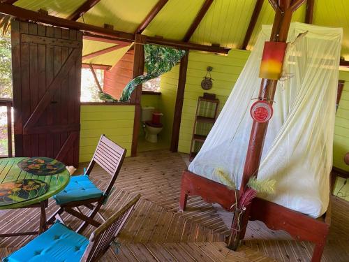 Hutte Karaib Reve de Robinson Une cabane perchee au cœur de la nature tropicale in แตเร่ เดอ โอ