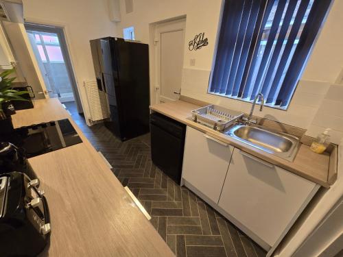 Contractors, City Centre, 4 Double Rooms, 3 Showers-Toilets, Sleeps 10, 4 TVs, Coventry (zdjęcie 10)