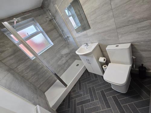 Contractors, City Centre, 4 Double Rooms, 3 Showers-Toilets, Sleeps 10, 4 TVs, Coventry (zdjęcie 7)