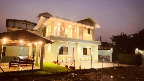 Green Meadows Large Pool & Garden by 23 Villa Stay, Lonavala
