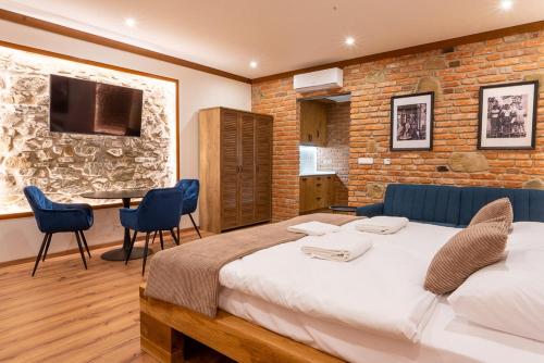 1 king bed, 1 sofa bed