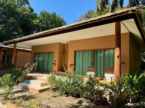 Sunny Cove Beach Resort Koh Phayam
