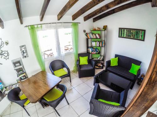 Shared lounge/TV area, Pension Los Caballos in Almadrava