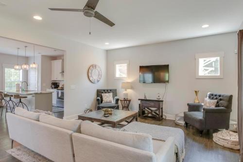 Hilltop Charmer Super Close To Downtown Three Bedroom in Városközponthoz közel