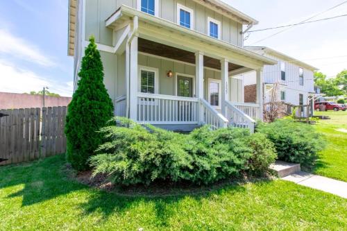 Hilltop Charmer Super Close To Downtown Three Bedroom in Városközponthoz közel