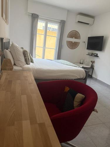 Bas de Villa à 15 min de Nice avec piscine (Bas de Villa a 15 min de Nice avec piscine) in กาโร