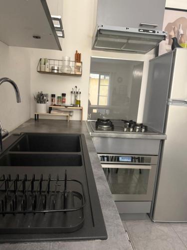 ห้องครัว, Bas de Villa à 15 min de Nice avec piscine (Bas de Villa a 15 min de Nice avec piscine) in กาโร