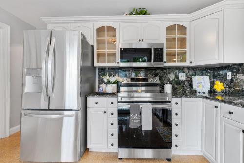 Cottage Modern Charm in Quincy, USA