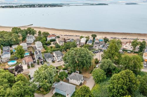 Cottage Modern Charm in Quincy, USA