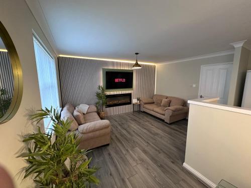Modern 2-Bedroom Apartment Near Manchester with Free Parking, Manchester