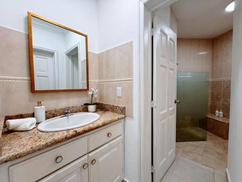 One-Bedroom Apartment with Pool View image 6