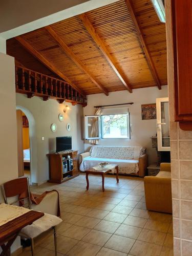 Emis House Krioneri in 邁索隆吉翁