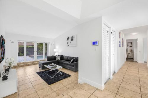Pool House Escape w Massage Chair Game Room Wi-Fi in Country Club